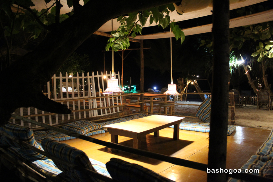 basho-huts-night-view